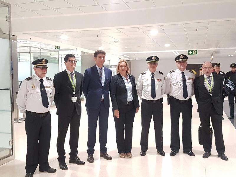 Mercedes Roldós presenta el nuevo sistema de control de fronteras en  el aeropuerto Tenerife Sur