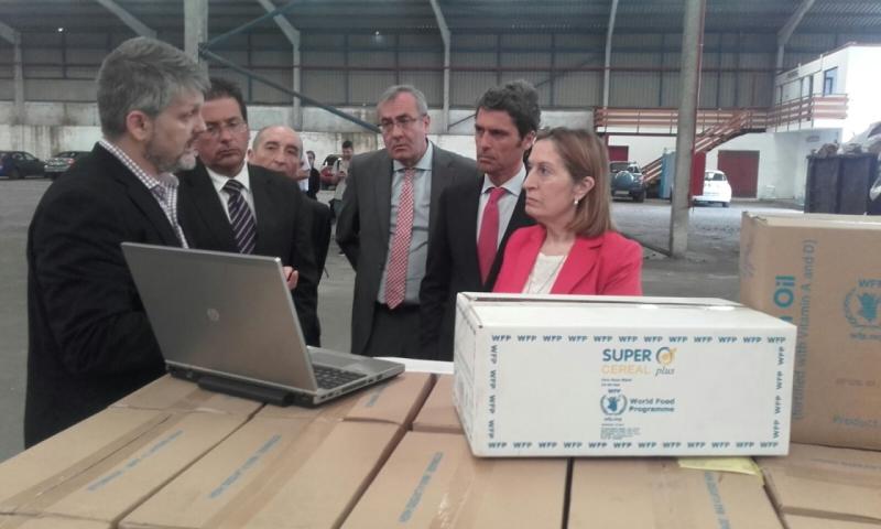 Ana Pastor y el delegado del Gobierno visitan la segunda nave del Programa Mundial de Alimentos en el Puerto de Las Palmas