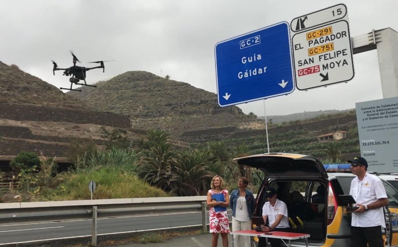 La delegada del Gobierno en Canarias, Elena Máñez, participa en las pruebas del operativo con drones de la DGT