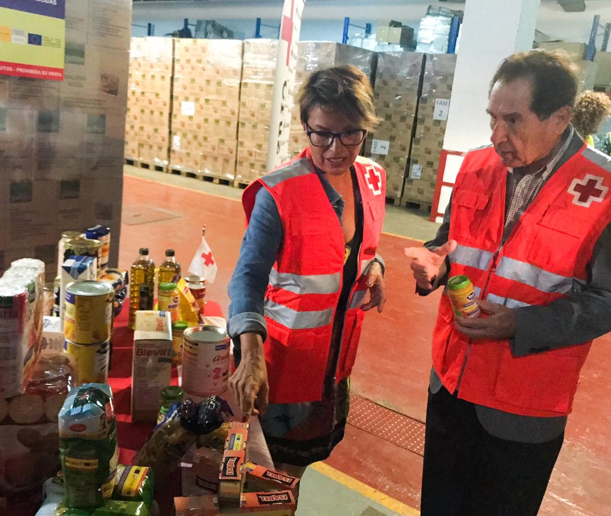 La delegada del Gobierno en Canarias, Elena Máñez, asiste junto al Presidente Provincial de Cruz Roja en Las Palmas, Juan Lorenzo Campos, al inicio de la segunda fase de entrega de alimentos.