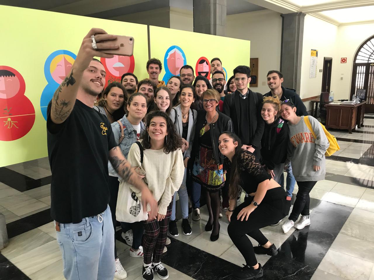 La delegada del Gobierno en Canarias, Elena Máñez, posa en un selfie con los alumnos de la Escuela de Arte y Superior de Diseño Gran Canaria.