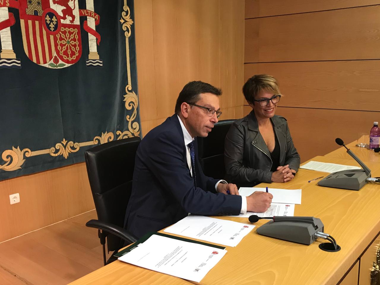 El alcalde del Ayuntamiento de Valsequillo, Francisco Manuel Atta, firma el convenio en presencia de la delegada del Gobierno, Elena Máñez