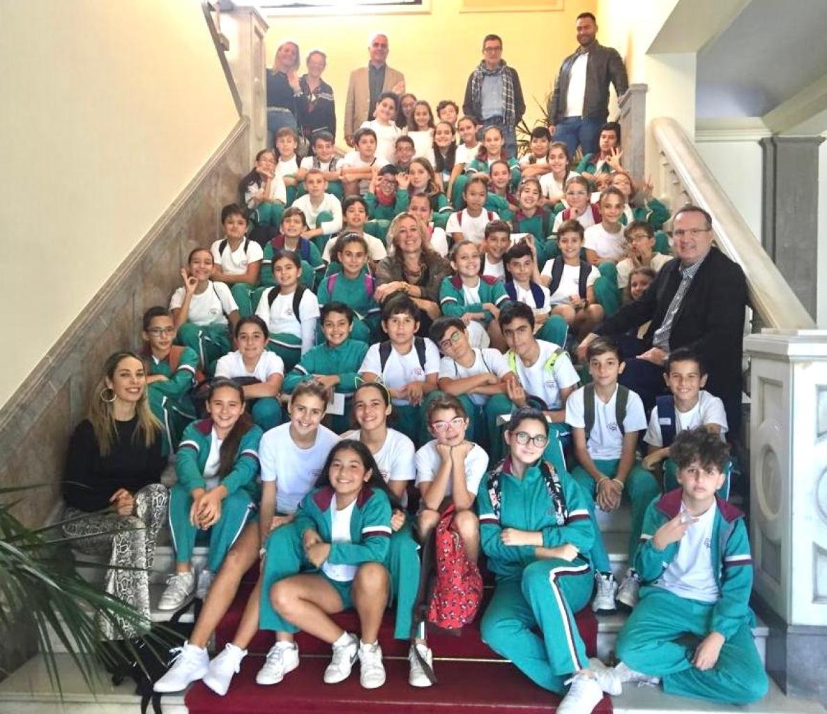 Foto de grupo de los niños que han visitado la Delegación del Gobierno en Canarias durante la primera de las tres jornadas de puertas abiertas