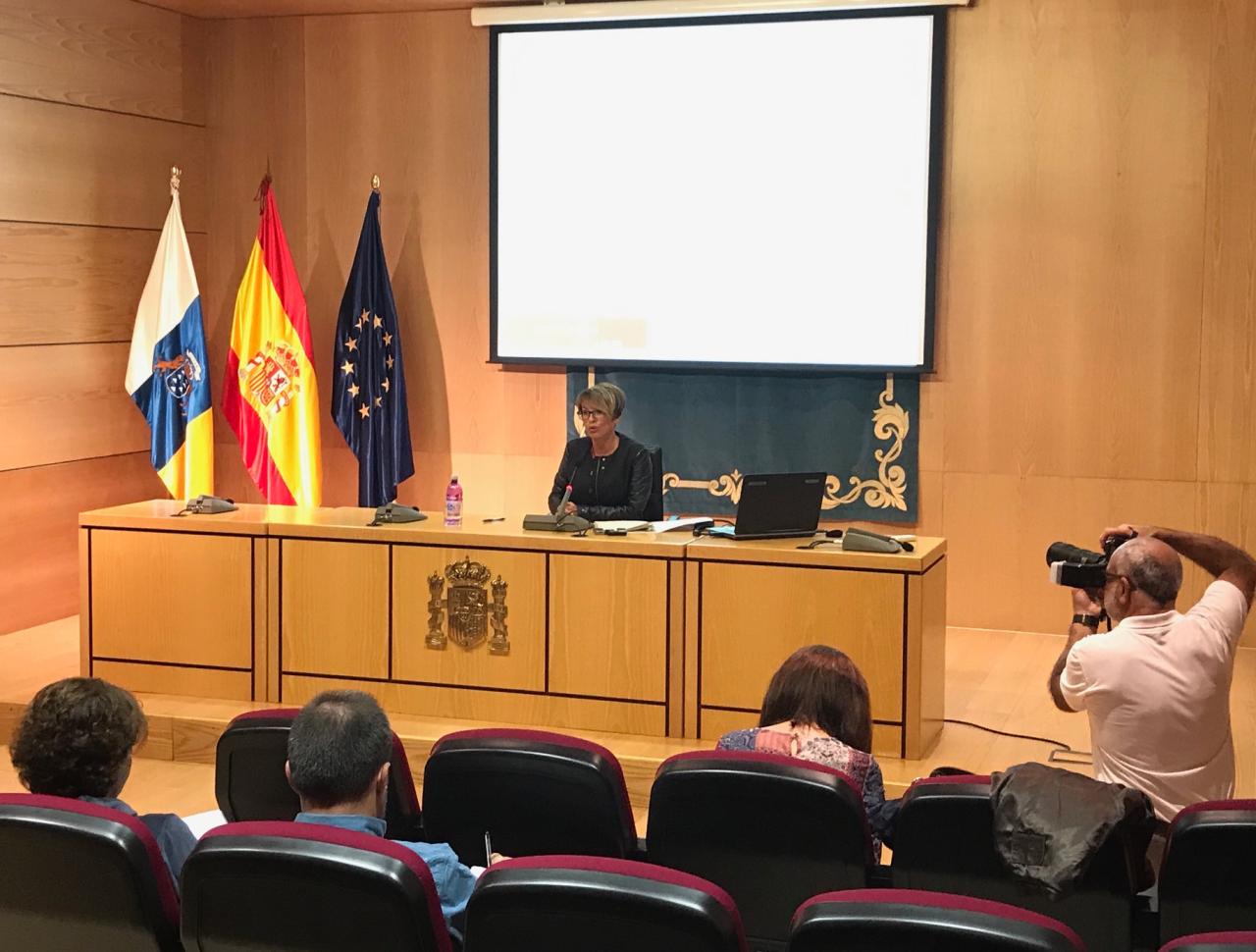 La delegada del Gobierno presenta los datos que evidencian que el Gobierno de España cumple con Canarias