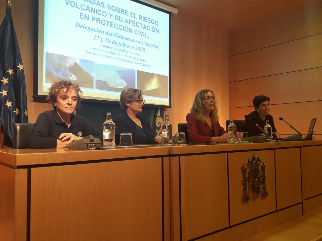 La Delegación del Gobierno reúne a personal de emergencias para analizar el riesgo volcánico para la Protección Civil en Canarias