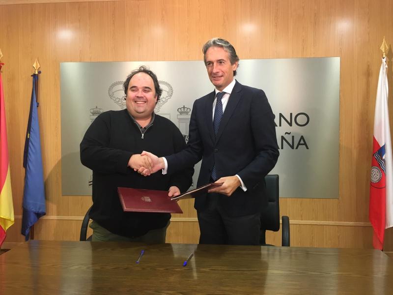 De la Serna firma la cesión al Ayuntamiento de Castañeda de dos tramos de la carretera N-634