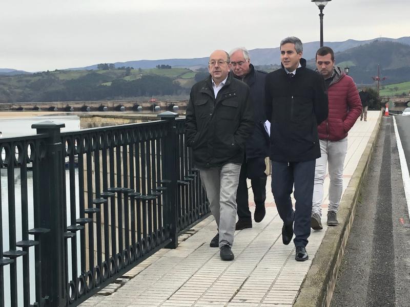 El Ministerio de Fomento invierte 60.000 euros en la ampliación de la acera del puente de La Barquera