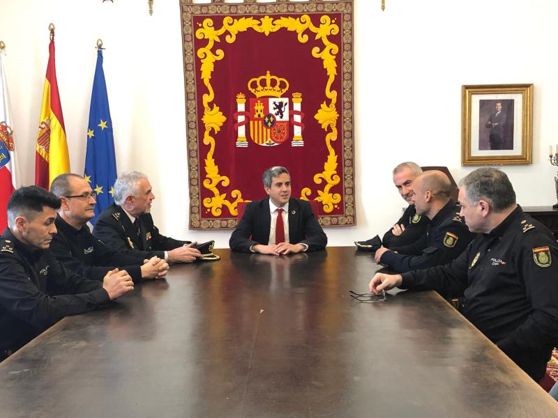 El delegado del Gobierno felicita a los  agentes  de Policía Nacional que intervinieron en el tiroteo de La Albericia 