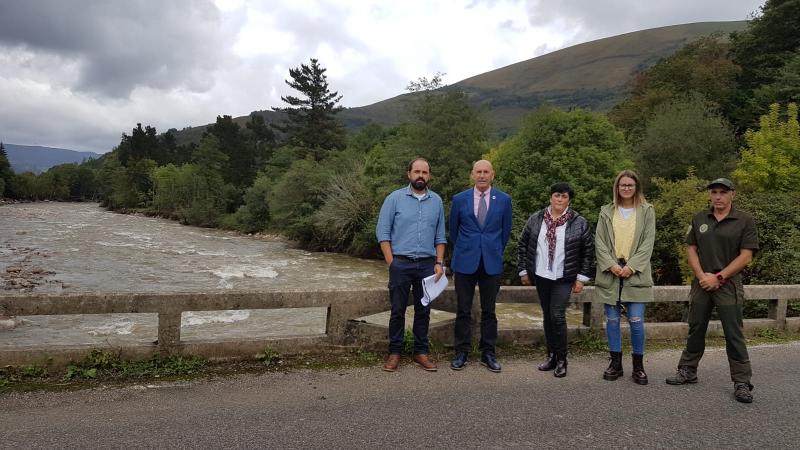 El delegado del Gobierno anuncia la redacción del proyecto de nuevas escolleras para  evitar las crecidas del río Saja en Cabuérniga