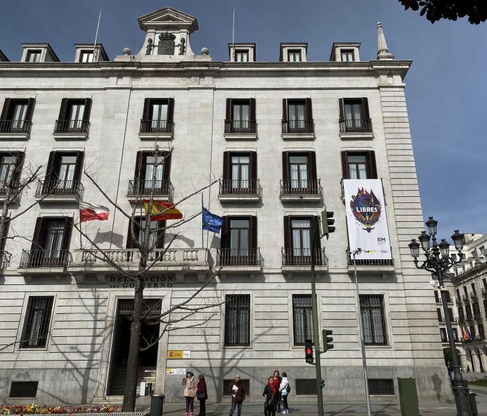 La Delegación del Gobierno en Cantabria despliega en su fachada una pancarta por el 8 de Marzo