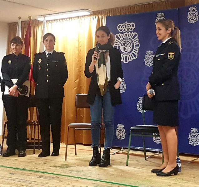 La Policía Nacional asiste a un coloquio sobre las mujeres en la Policía en un colegio

