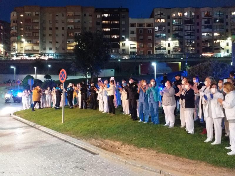 Policía Nacional, Policía Local de Santander y Bomberos Voluntarios rinden homenaje a los sanitarios del Hospital Valdecilla

