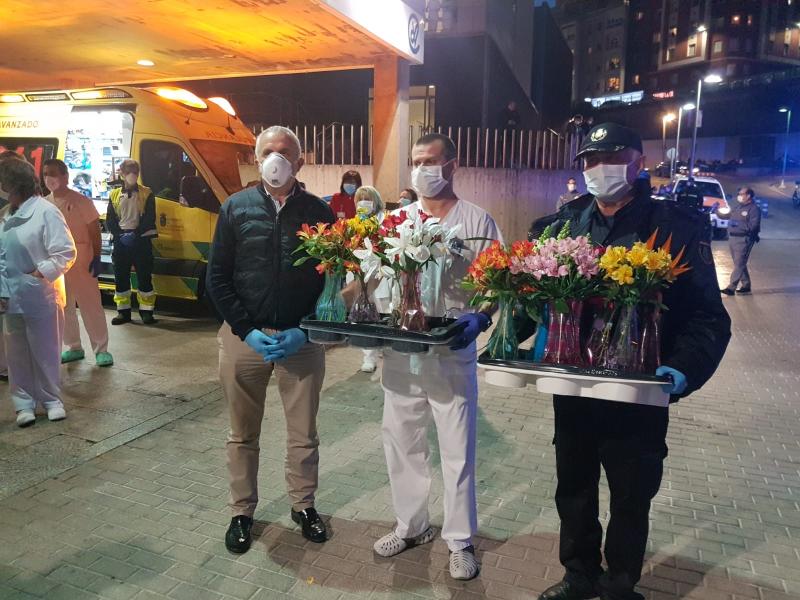 La Asociación de Floristas homenajea a sanitarios y policías con ramos de flores

