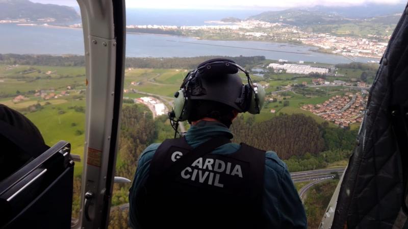 La Guardia Civil intensifica el control en carreteras de Cantabria con un helicóptero

