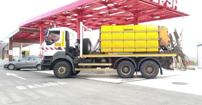 La Demarcación de Carreteras desinfectará 19 polígonos industriales de Cantabria utilizando los camiones de salmuera

