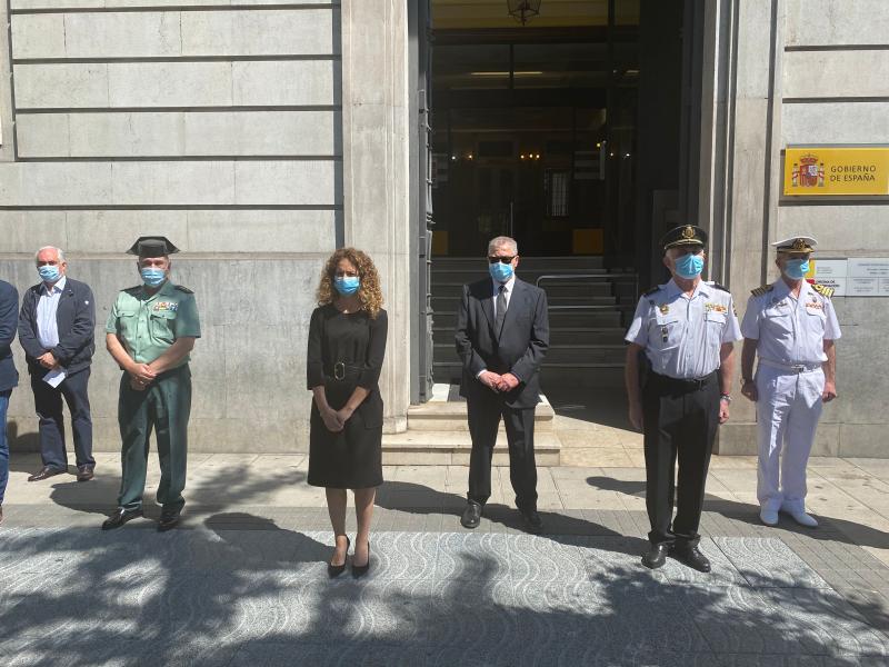 Minuto de silencio en la Delegación del Gobierno en Cantabria por las víctimas del COVID-19<br/><br/>