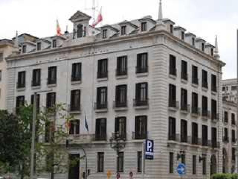 Las oficinas de extranjería en España resuelven casi la mitad de los expedientes pendientes