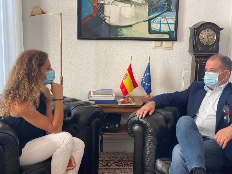 La delegada del Gobierno en Cantabria aborda con el rector de UNEATLANTICO la situación de los alumnos internacionales