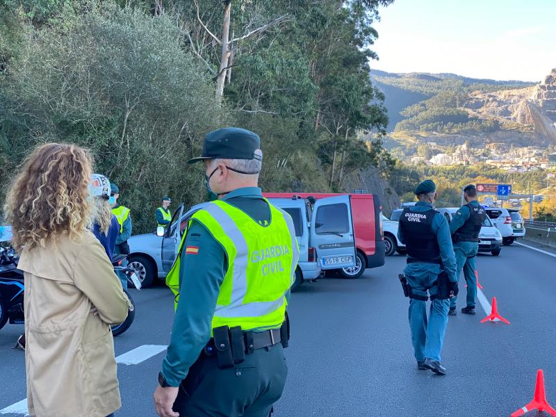 Quiñones destaca el “intenso y efectivo trabajo” de la Guardia Civil para que “ninguna persona incumpla el cierre perimetral de Cantabria”