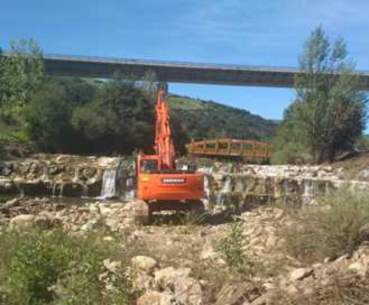 Actuaciones de la Confederación Hidrográfica del Cantábrico en el río Los Llares, en las inmediaciones de Pedredo