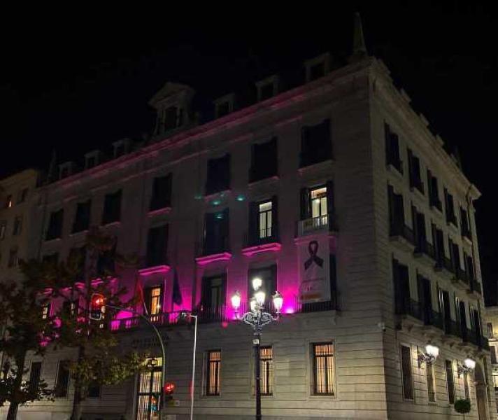 La fachada de la Delegación se ilumina de morado por primera vez para conmemorar el Día contra la Violencia de Género 