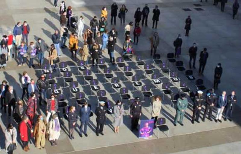 La Delegación del Gobierno instala 41 sillas negras en la Plaza Porticada en memoria de las mujeres víctimas de violencia de género