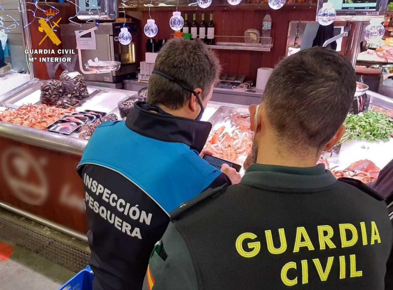 La Guardia Civil realiza inspecciones en la venta de pescado y marisco para garantizar su origen y buen estado