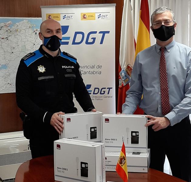 La DGT entrega 125 kits de detección de drogas a la Policía Local de Santander
