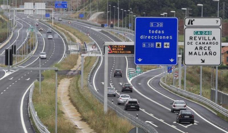 Mitma licita un contrato de obras para la reposición de la señalización vertical en varias carreteras estatales en Cantabria