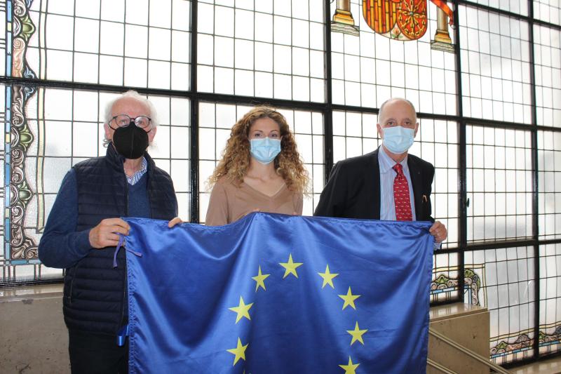 La Delegación del Gobierno coloca una gran bandera de la UE para reivindicar sus valores