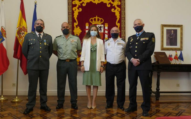 Quiñones impone la encomienda de la Orden del Mérito Civil al jefe superior de Policía en reconocimiento a su trabajo “leal, entregado y comprometido