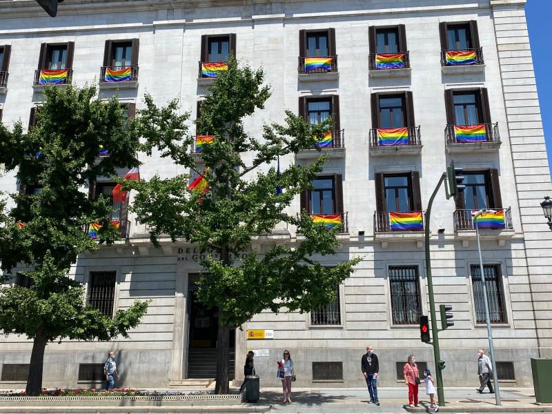 <br/>La Delegación del Gobierno engalana su fachada para sumarse al Día Internacional del Orgullo LGBTI<br/>