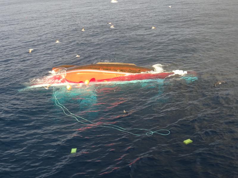 Salvamento Marítimo busca al tripulante de un pesquero que volcó de madrugada al norte de Cabo Mayor