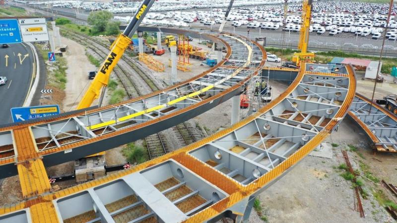 Mitma avanza con el izado de las estructuras metálicas en las obras del nuevo acceso al puerto de Santander desde la A-67