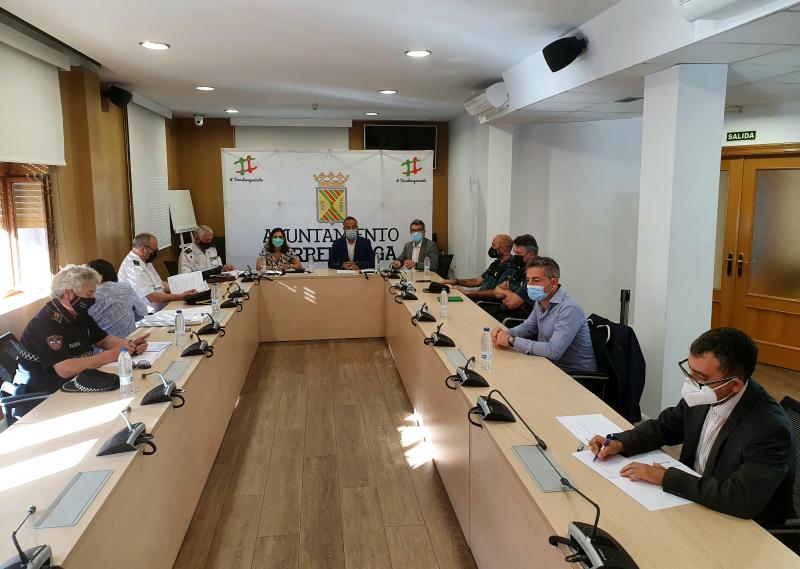 Delegación del Gobierno destaca la colaboración policial en Torrelavega, donde los delitos han bajado un 6% hasta junio