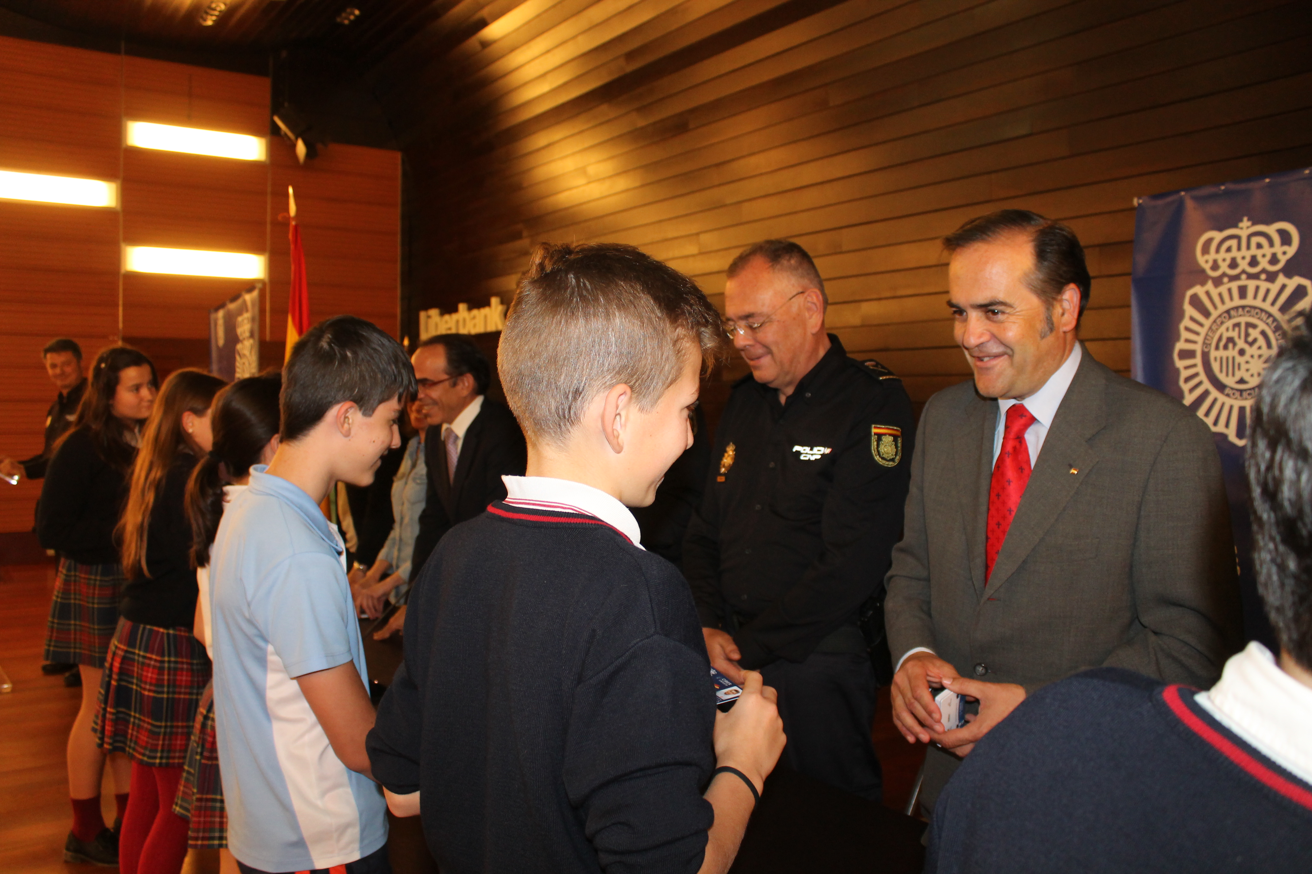 Gregorio entrega el carné de ‘Ciberexperto’ de Policía Nacional a más de 140 alumnos de 6º de primaria de Toledo