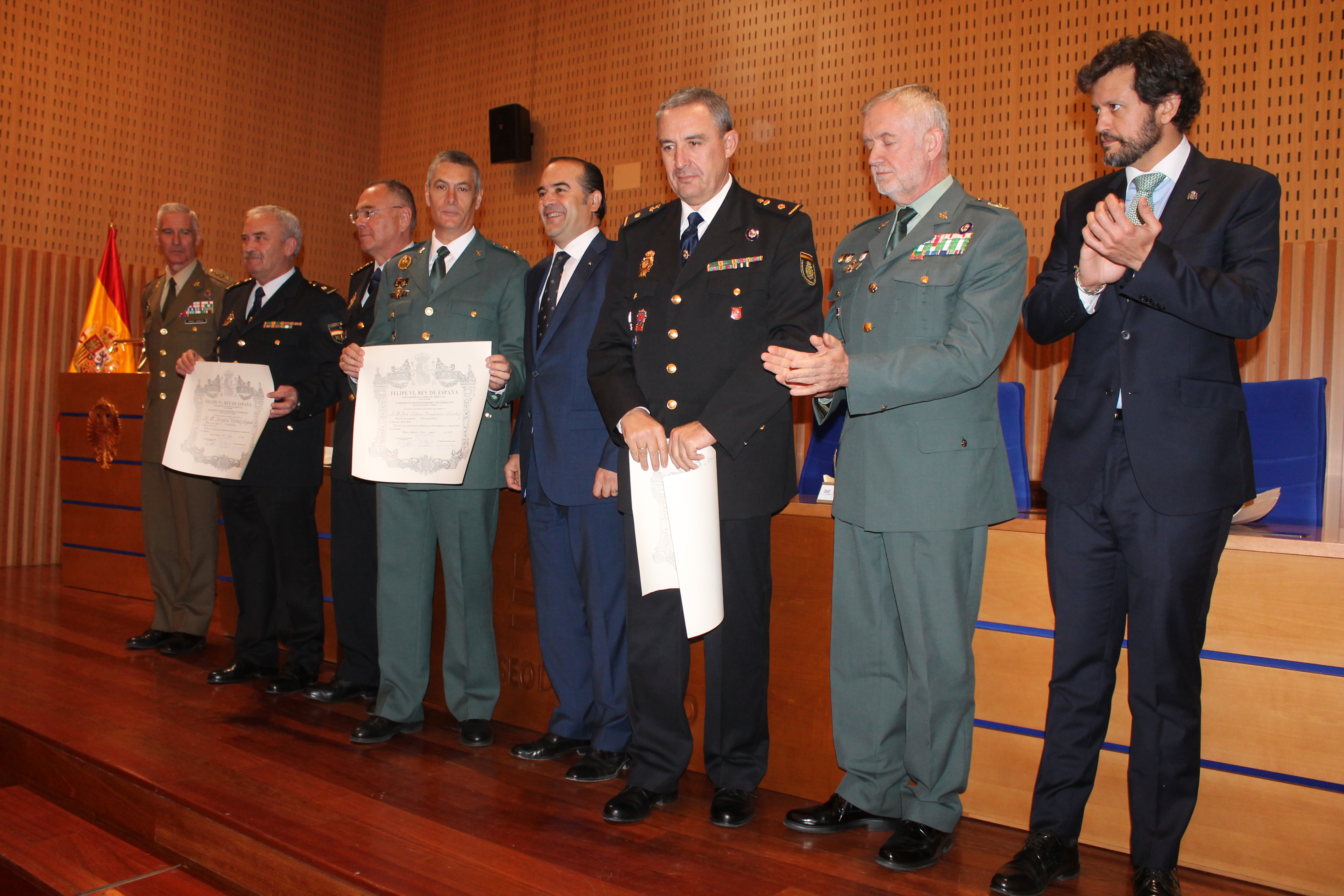 Gregorio entrega 31 condecoraciones de la Orden del Mérito Civil a Policía Nacional y Guardia Civil “por su constancia ejemplar en el cumplimiento de la legalidad"