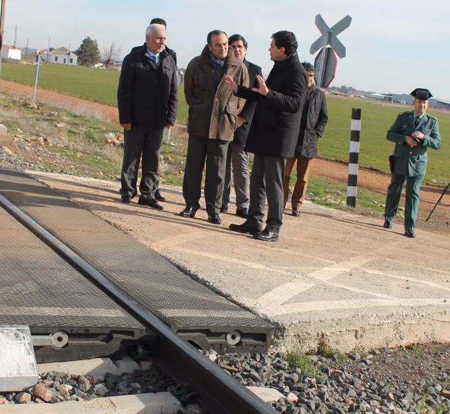 Gregorio visita Bolaños de Calatrava y destaca el compromiso del Gobierno de España para la instalación de barreras en el paso a nivel de la localidad