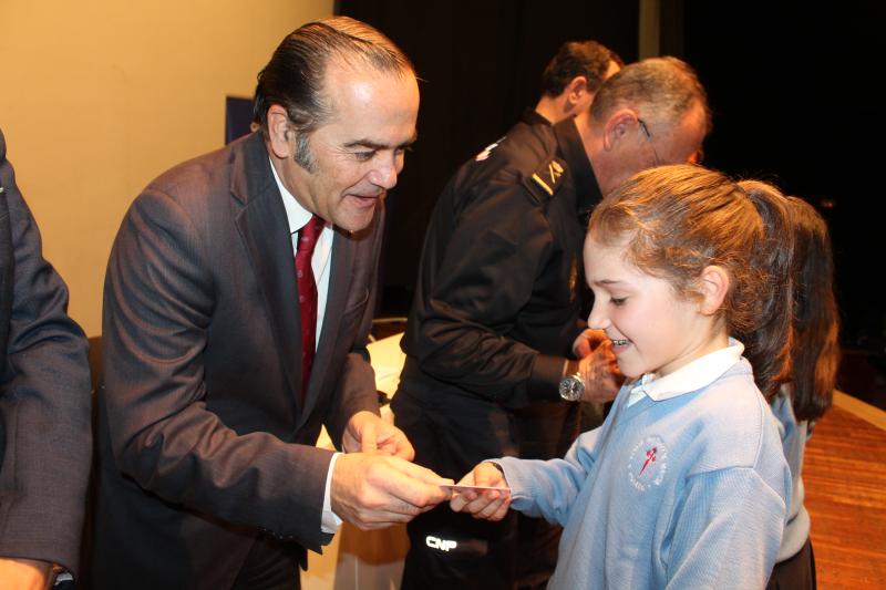 Gregorio entrega el carné de ‘Ciberexperto’ de Policía Nacional a 174 alumnos de 6º de primaria de Toledo