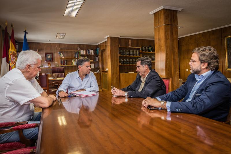 El delegado del Gobierno recibe a la Junta Directiva de la Asociación de Industriales de Aceite de Oliva del Centro de España (Centroliva)