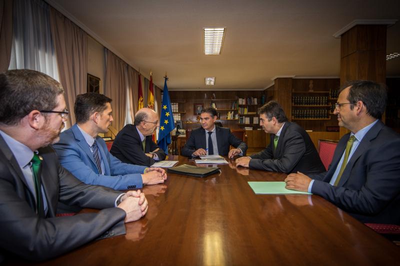 El delegado del Gobierno de España en Castilla-La Mancha recibe a los representantes de Iberdrola en la Región