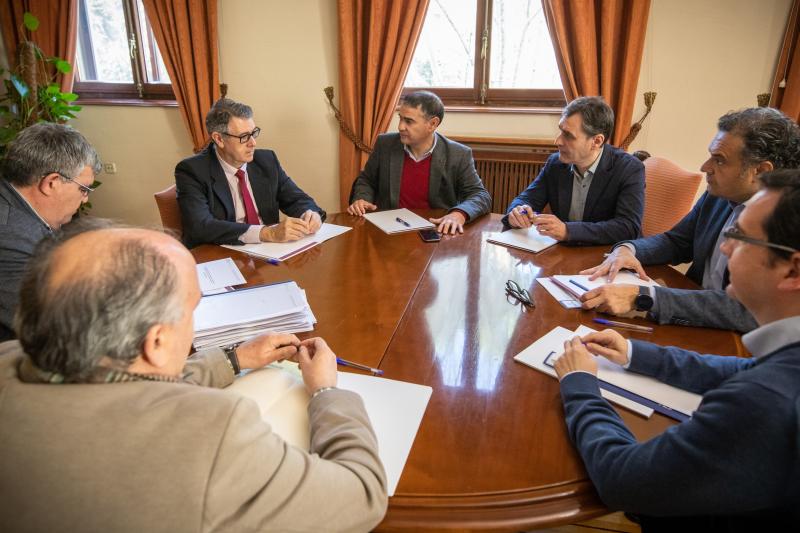 González Ramos y la CHS se comprometen a resolver los expedientes presentados por los regantes de Hellín (Albacete) en el menor tiempo posible