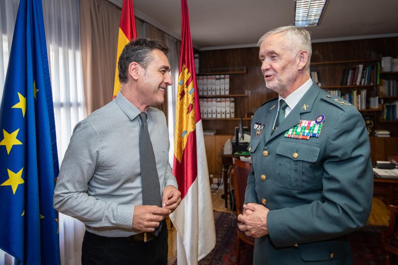 El delegado del Gobierno en Castilla-La Mancha, Francisco Tierraseca, agradece al General Llamas su labor al frente de la Guardia Civil en la región