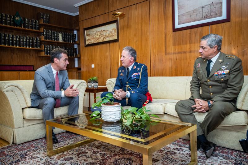 El delegado del Gobierno en Castilla-La Mancha recibe al mando General Aéreo y representante Institucional de las Fuerzas Armadas en la región