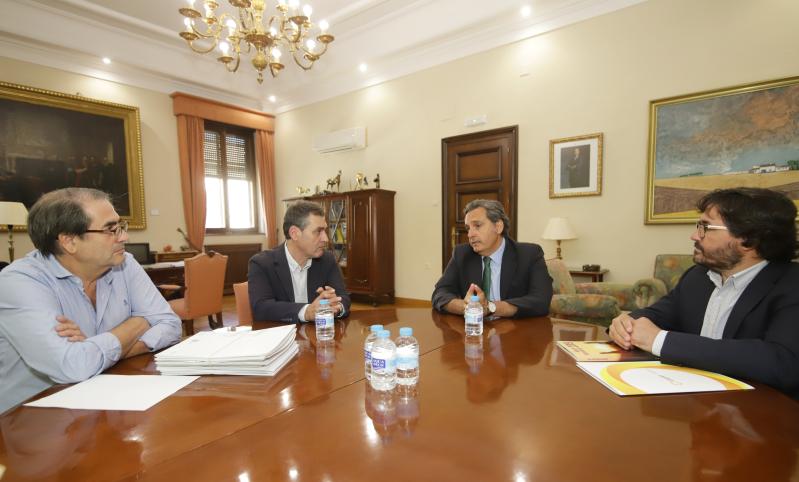 El delegado del Gobierno de España en Castilla-La Mancha, Francisco Tierraseca, se reúne con los productores de energías renovables