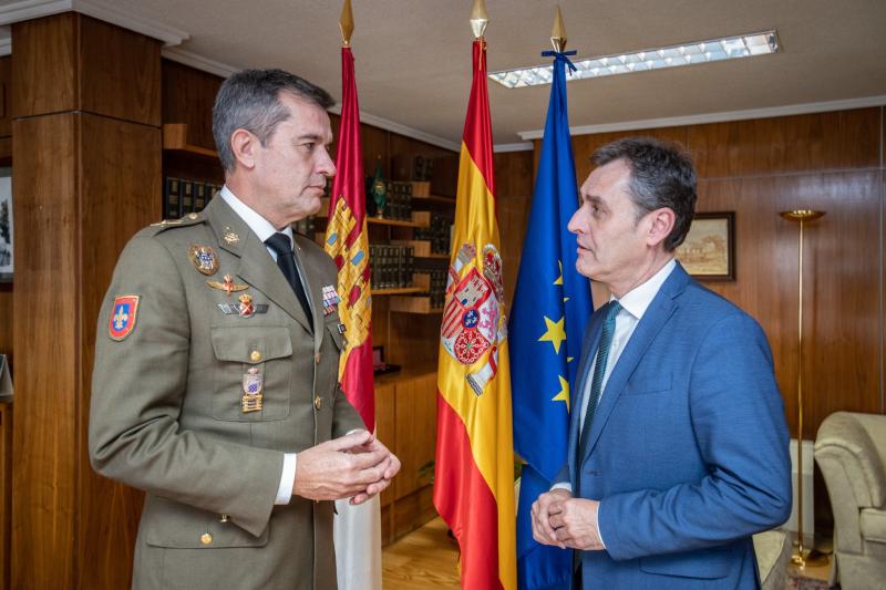El delegado del Gobierno de España en Castilla-La Mancha, Francisco Tierraseca, ha recibido al ya ex-director de la Academia de Infantería, general Marcos Izquierdo