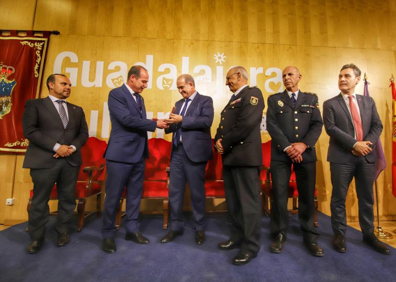 El delegado del Gobierno felicita a la Comisaría de Policía Nacional de Guadalajara por la concesión de la Medalla de Oro de la Ciudad, la máxima distinción otorgada por el Ayuntamiento ha sido entregada esta tarde por el alcalde, Alberto Rojo