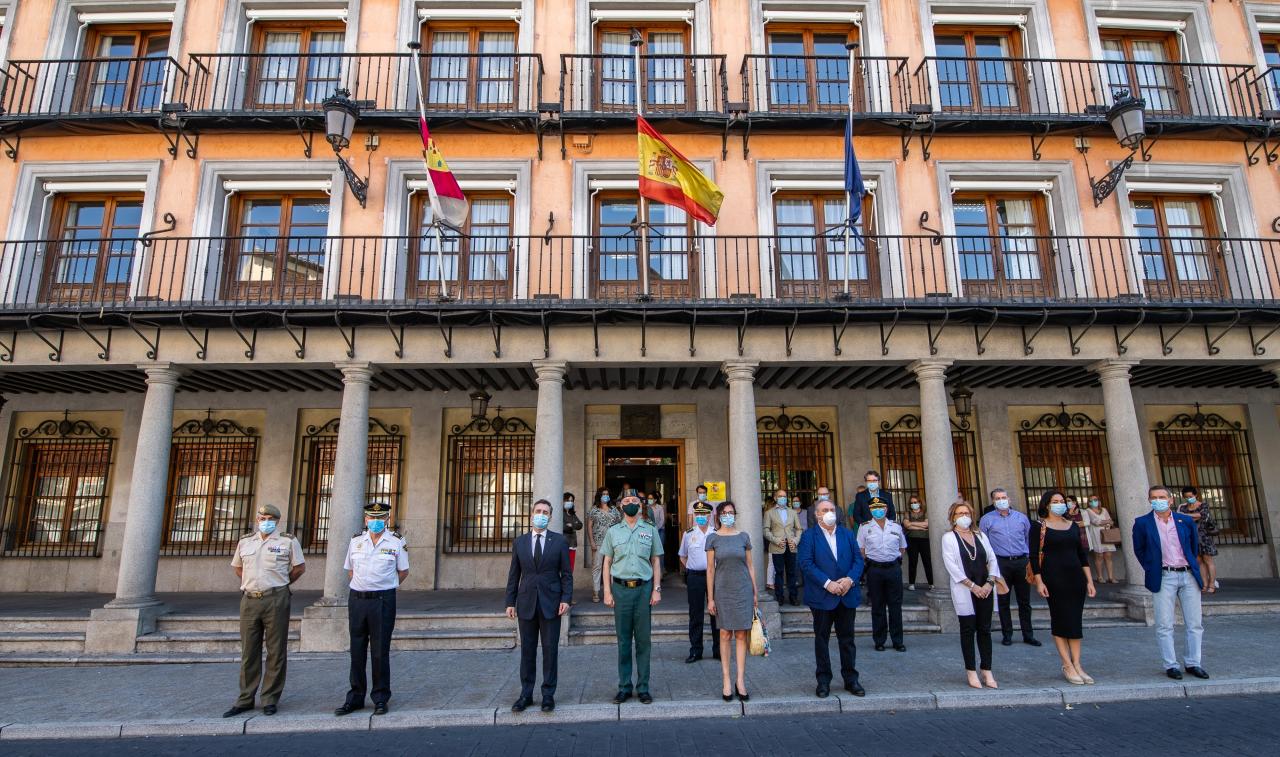 El delegado del Gobierno en Castilla-La Mancha guarda un minuto de silencio en recuerdo y homenaje a las víctimas de la COVID-19
