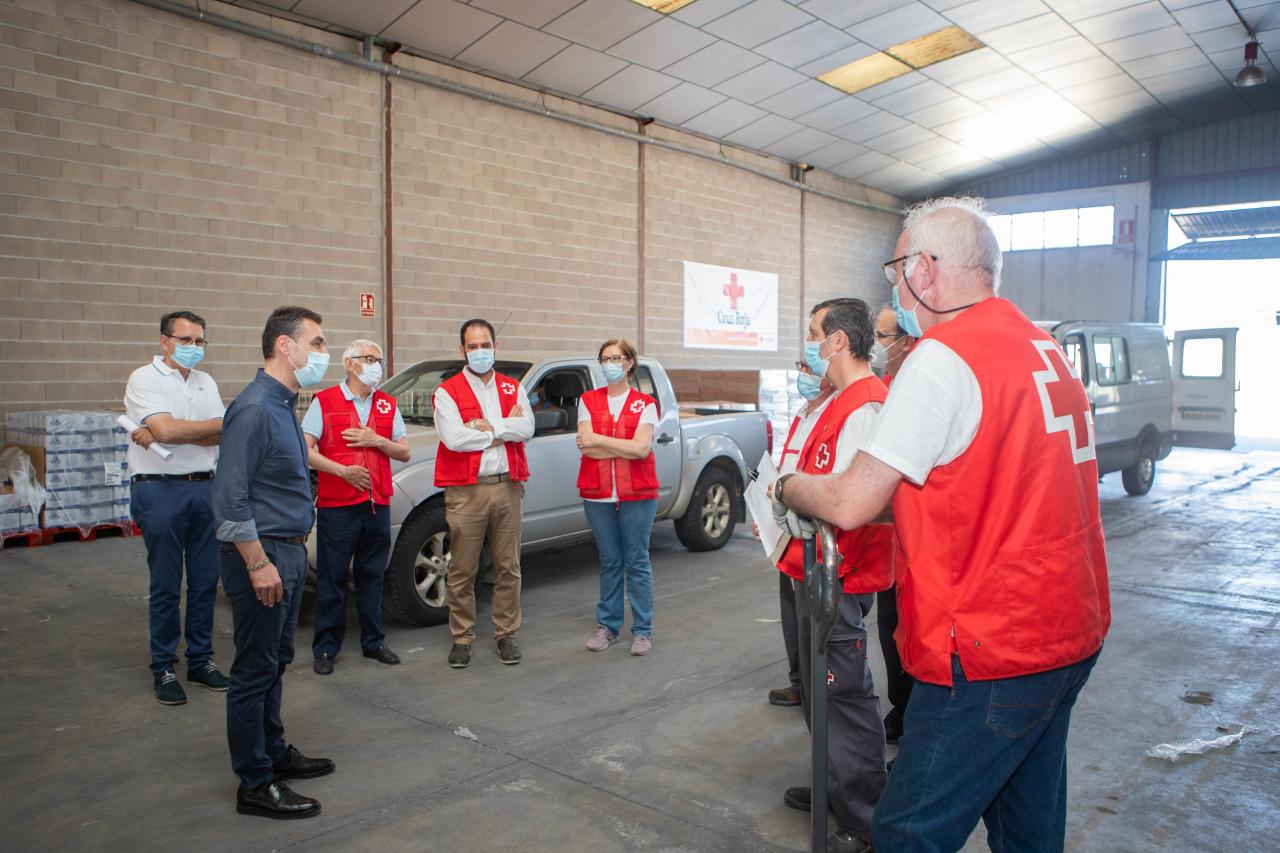 El delegado del Gobierno agradece a los voluntarios de Cruz Roja la labor que desarrollan en el reparto y entrega de alimentos 