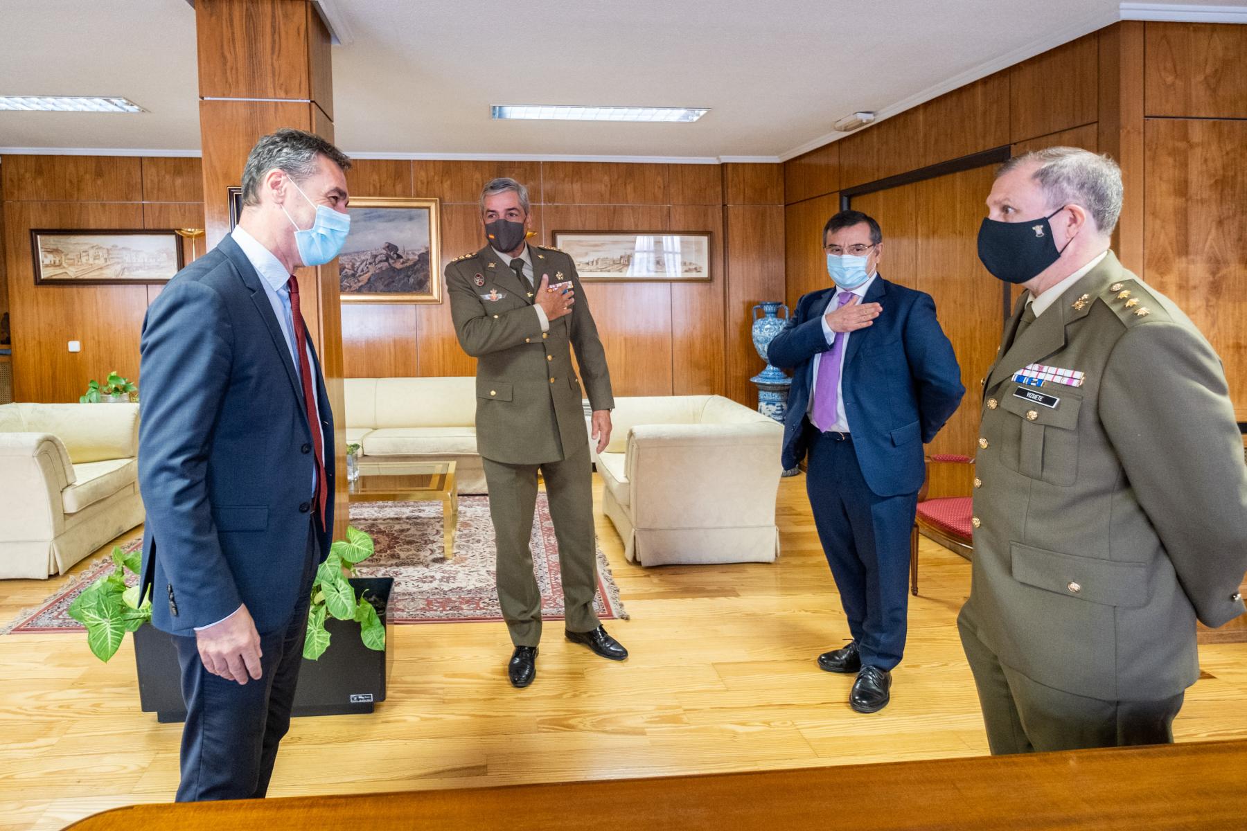 El delegado del Gobierno en Castilla-La Mancha recibe al nuevo delegado de Defensa en la región 